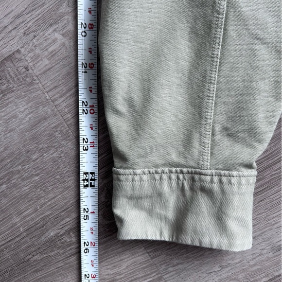 Men’s Lululemon Commission Long Sleeve button up shirt size M in sage green - Picture 9 of 9